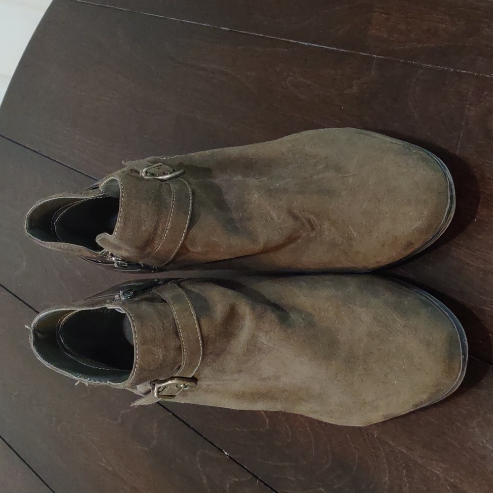 Green short zip up booties. Size 11